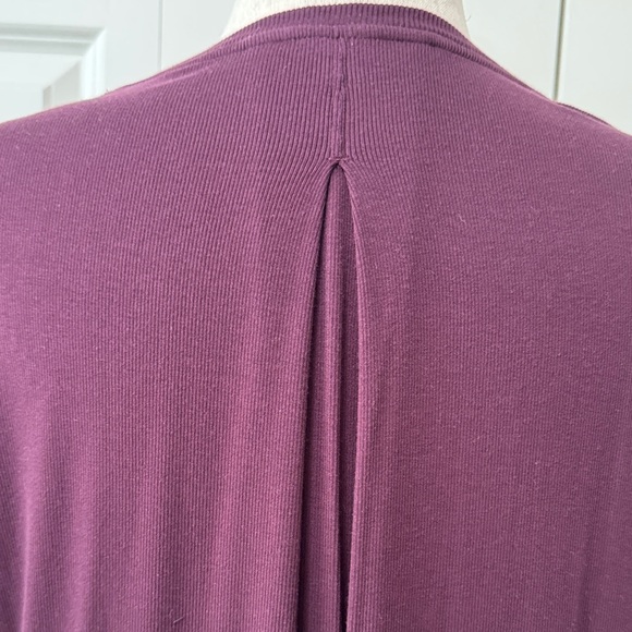 Athleta With Ease Short Sleeve Tee Light Weight, TENCEL Fibers drape beautifully - Picture 4 of 6